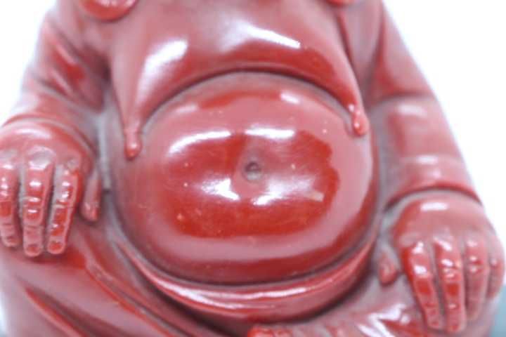 Buda Estatueta em Resina Sentado Tons de Vermelho com Base Preta 15 cm
