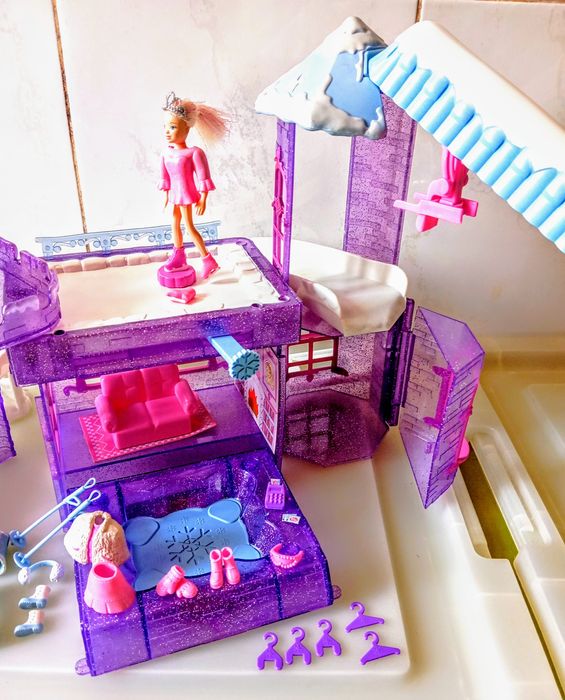 Polly Pocket Snow Cool Hotel 2004 completo.Negociável.
Conforme fotos.