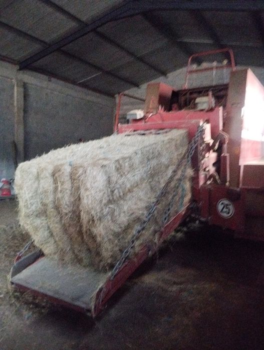 Enfardadeira de fardos grandes.