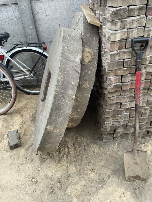 Betonowa pokrywa na szambo lub studnia