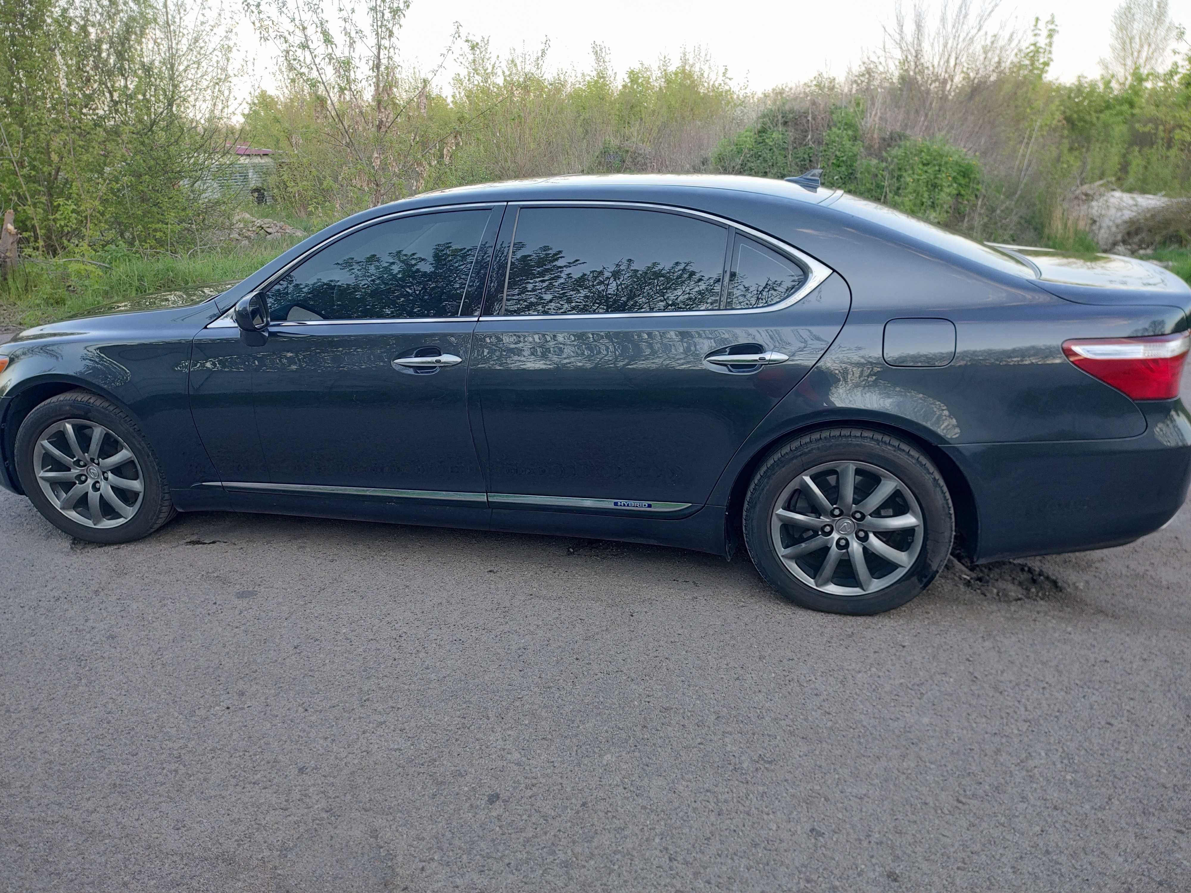 Продаю LEXUS LS 600h