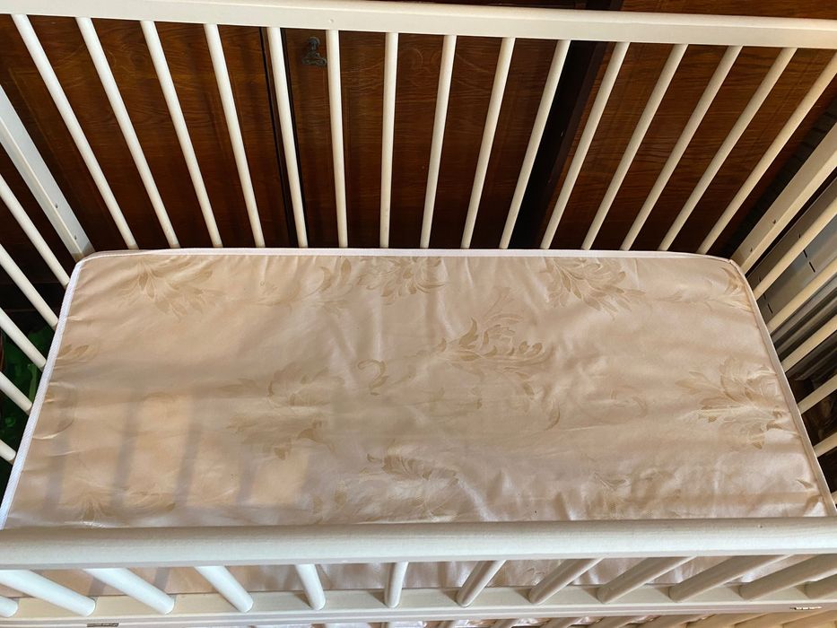 Кроватка детская с маятником