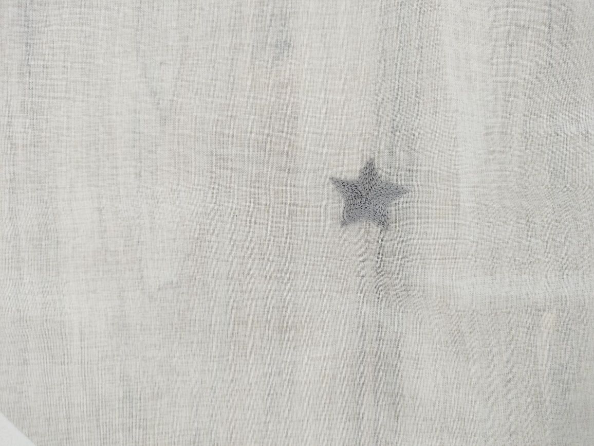 Conjunto 2 cortinados translúcidos com estrelas cinza