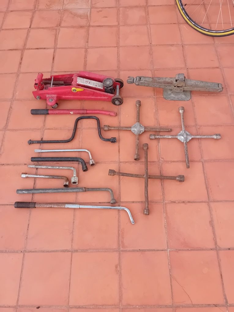Macaco hidralico e chaves de rodas
