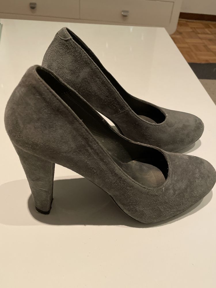 Sapatos Tapadas em camurça cinzenta
