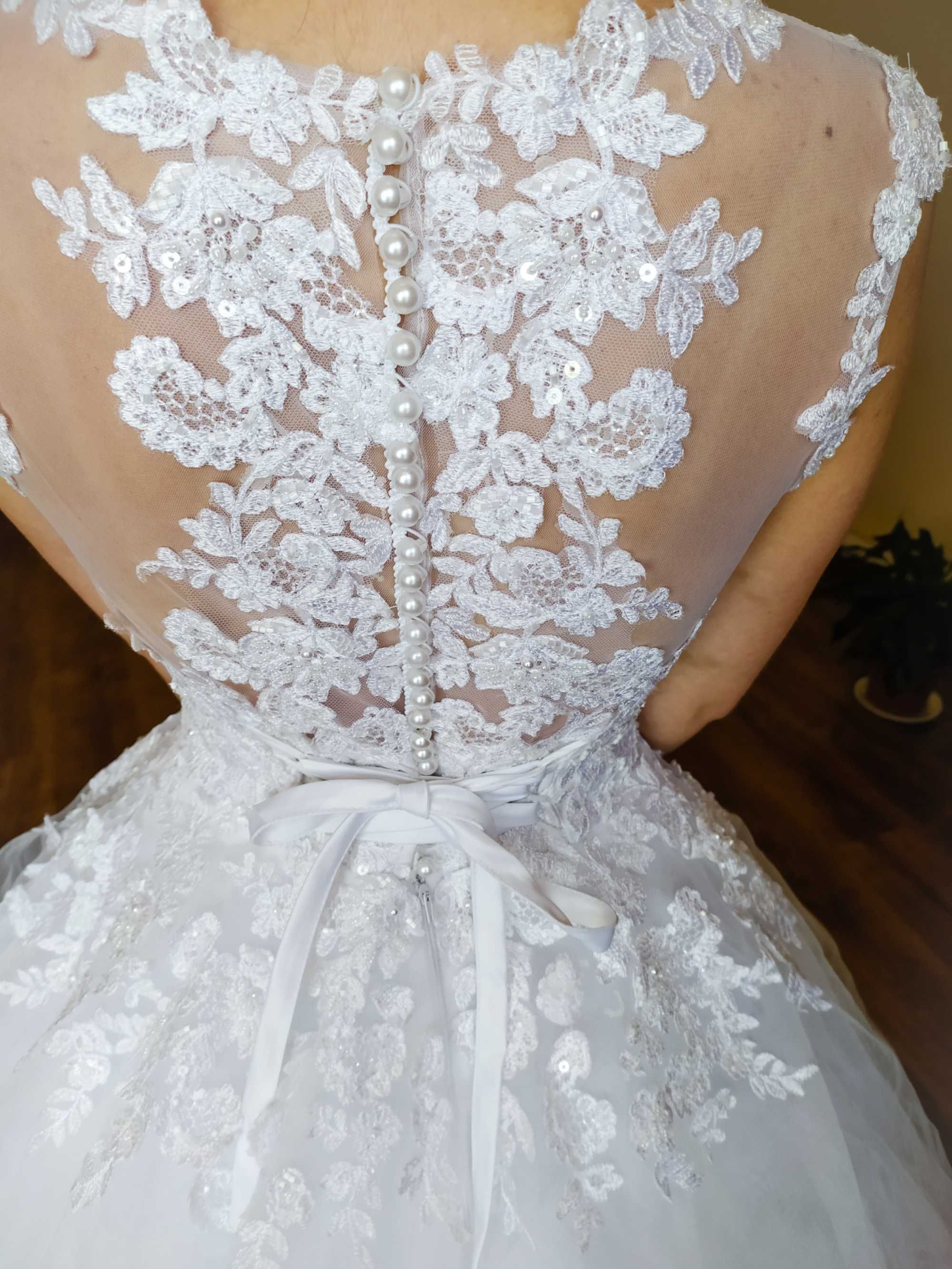 Біла, пишна весільна сукня