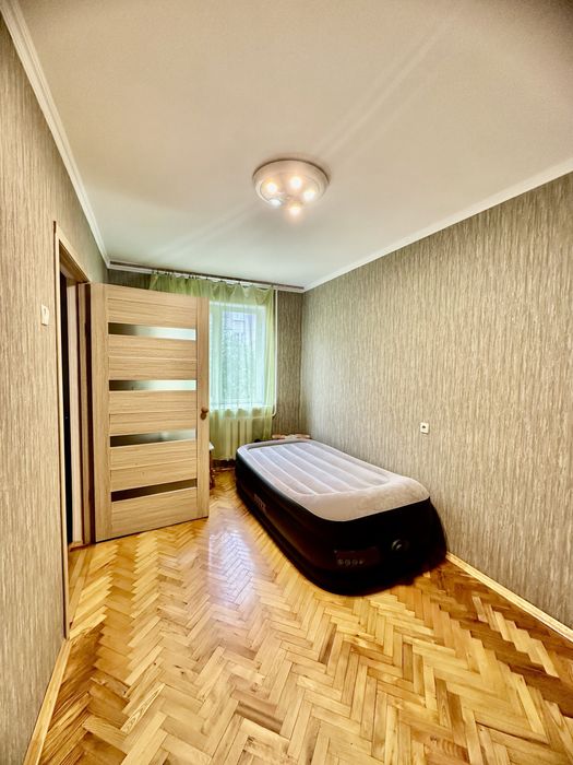 Стражеско, 7 2к квартира 3й поверх, не кутова, тепла.