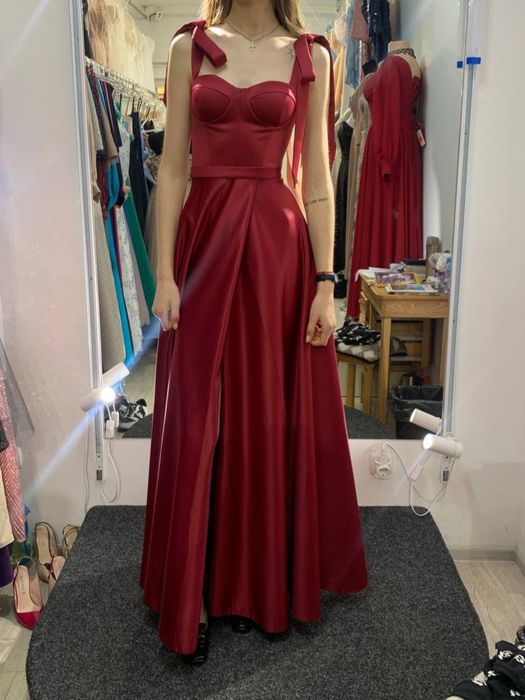 Сукня вечірня,стан новий одягнула 1 раз матеріал,атлас але міцний