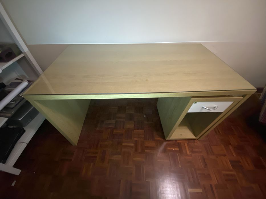 Secretária IKEA MIKAEL c/ tampo de vidro e movél de rodas com gaveta