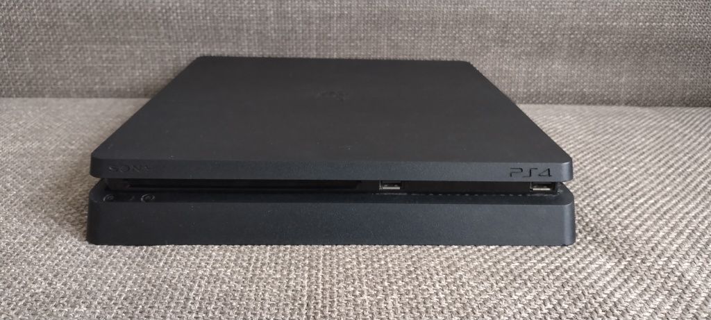 PS4 Slim 1TB + 2 pady + RDR2, GTA V, Chivalry 2