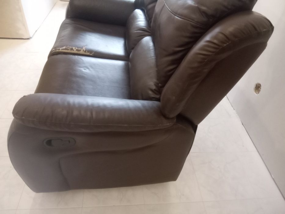Sofá de 2 lugares.  Remesivel fàz de apoio aos pés