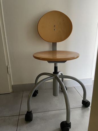 Krzeslo drewniane  do biurka