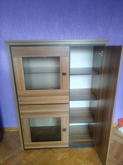 Komoda z przeszkleniem