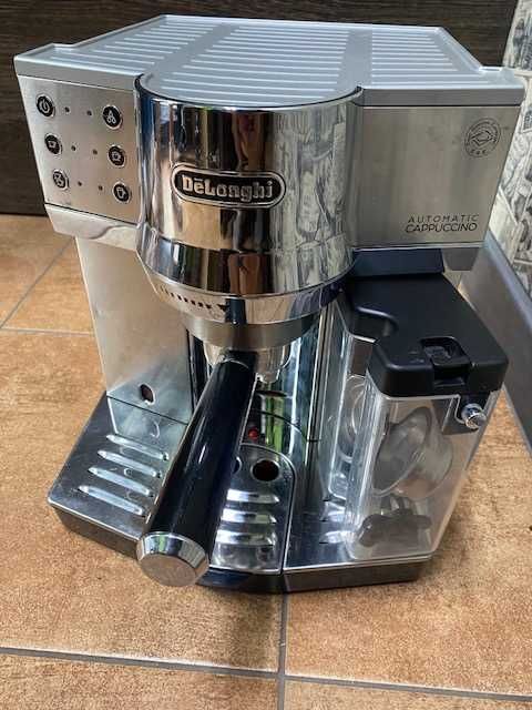 Kolbowy ekspres ciśnieniowy do kawy z pojemnikiem DeLonghi EC850.M
