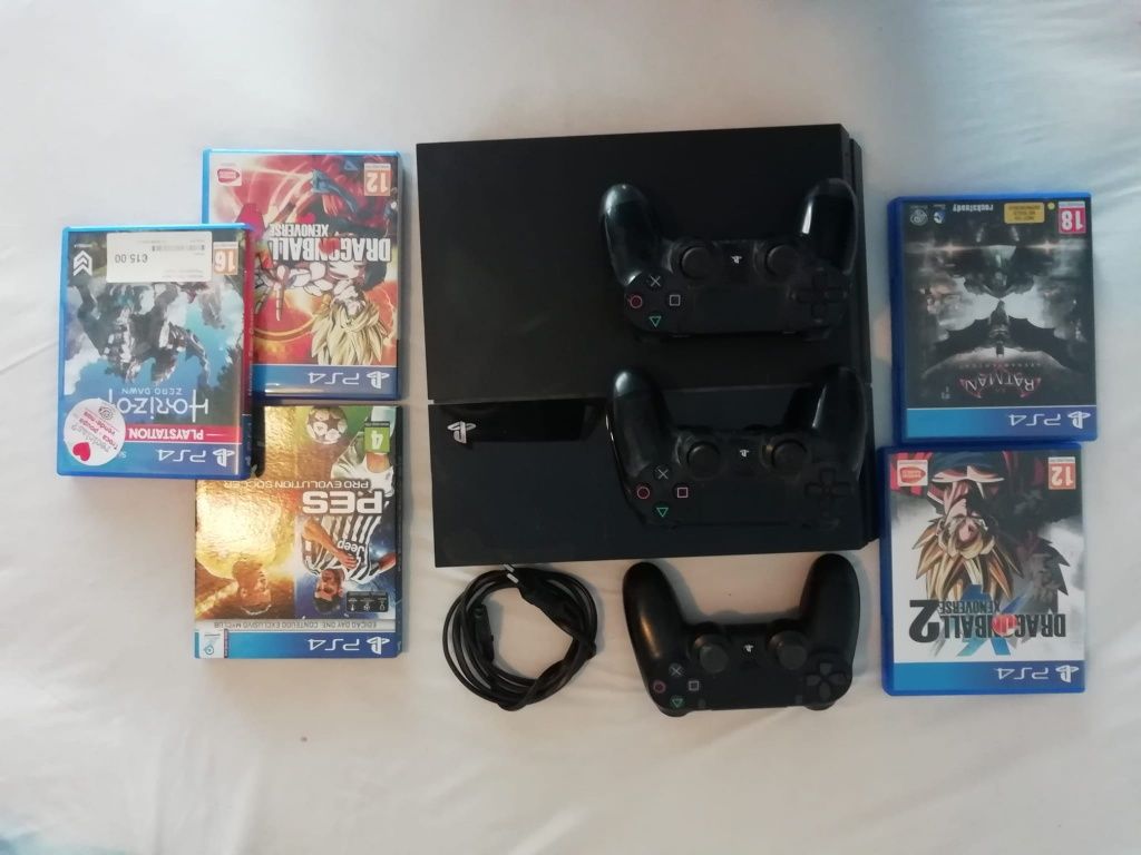 Ps4 com 3 comandos, e 5 jogos.