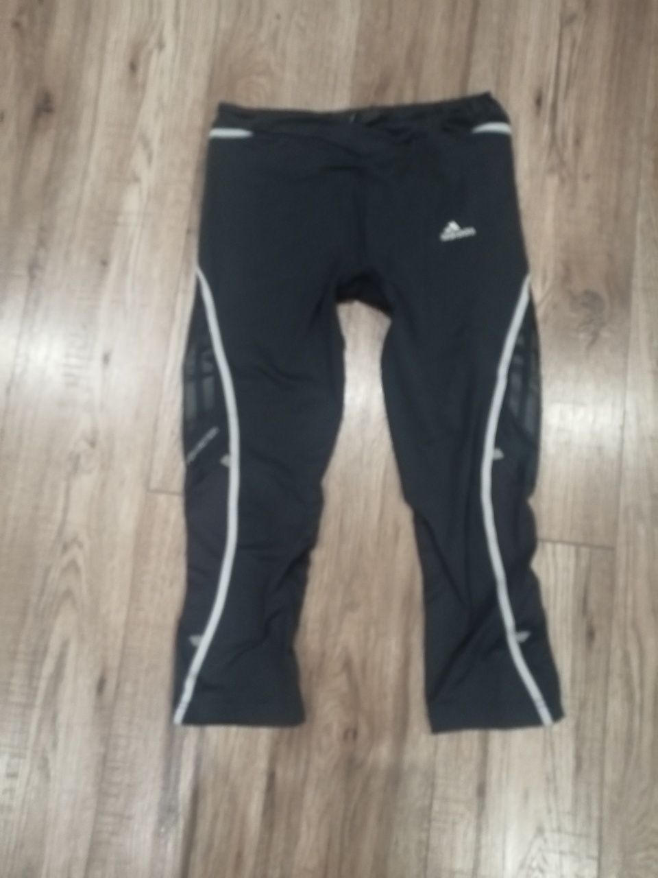 Leginsy 3/4 marki Adidas.