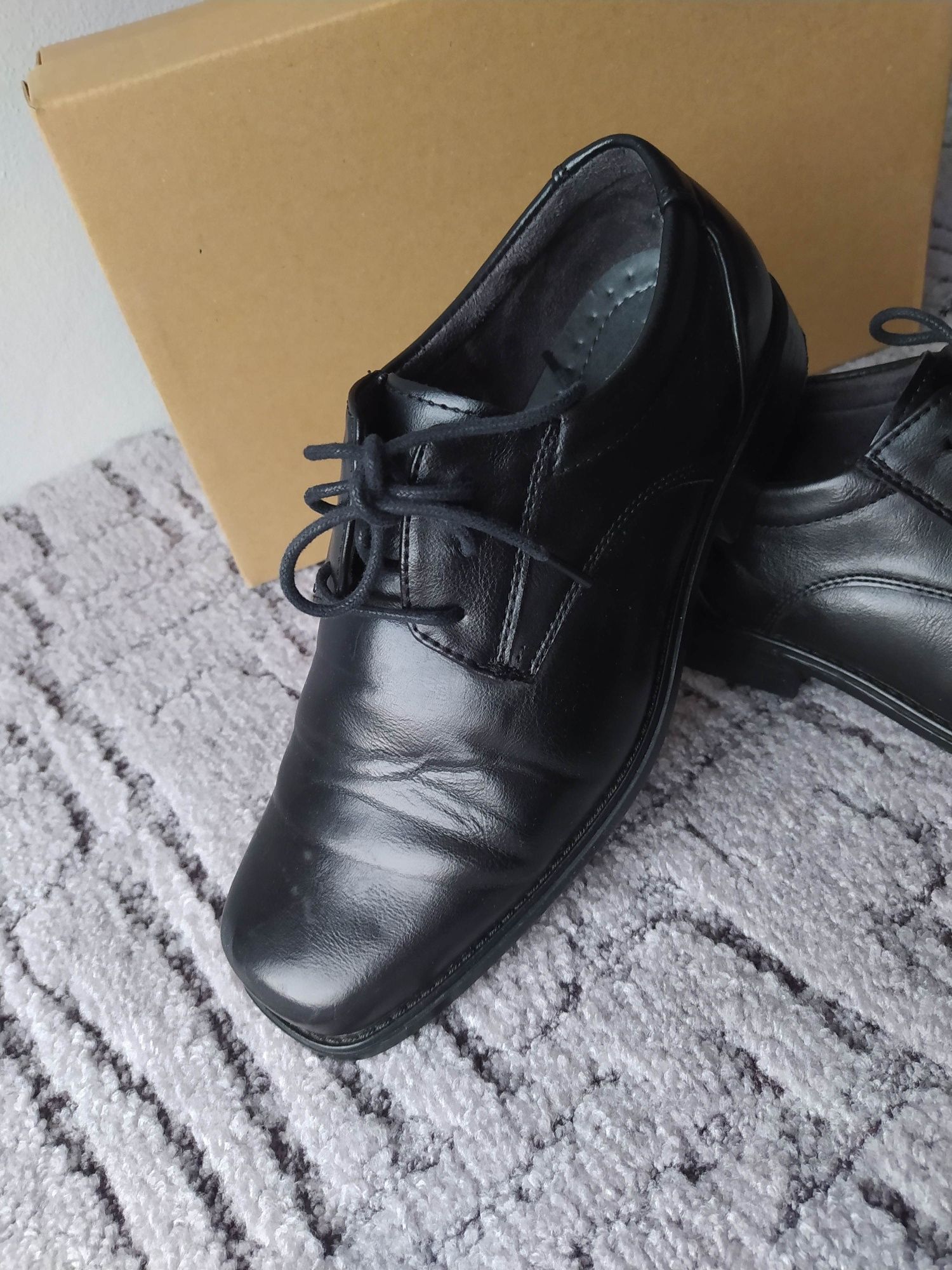 Buty na Pierwszą Komunię rozm. 35 stan Bardzo Dobry
