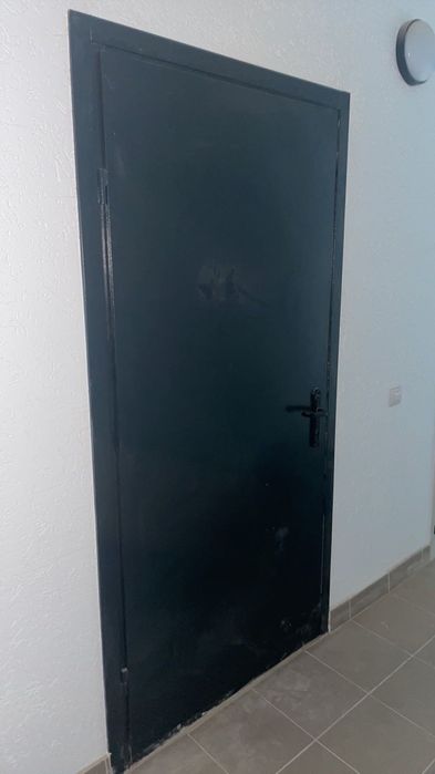 Вхідні двері б/у правосторонні