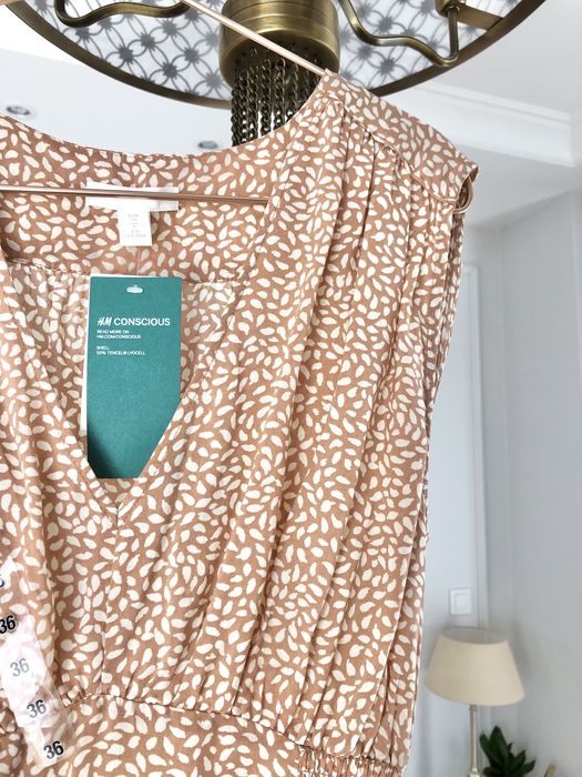 H&M bluzka falbana falbanka top beżowy dots cielisty białe plamki S