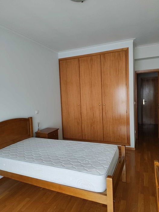 Arrenda-se quarto a estudante universitária