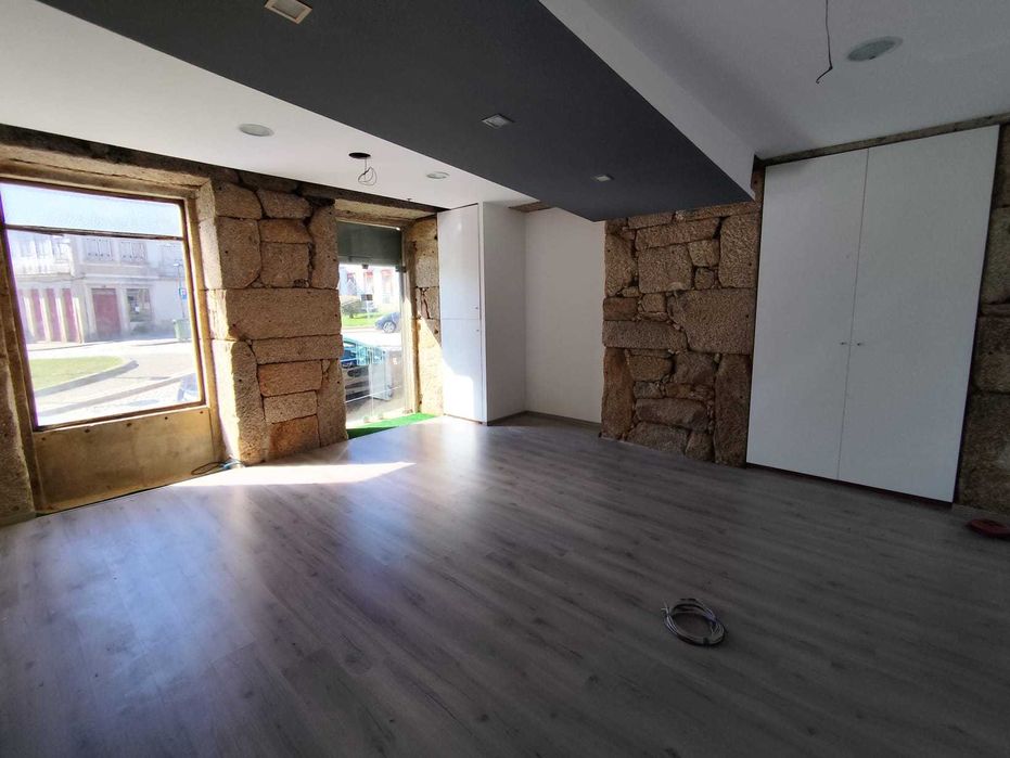 "Loja 22" - Espaço Comercial para Arrendar em Murça.