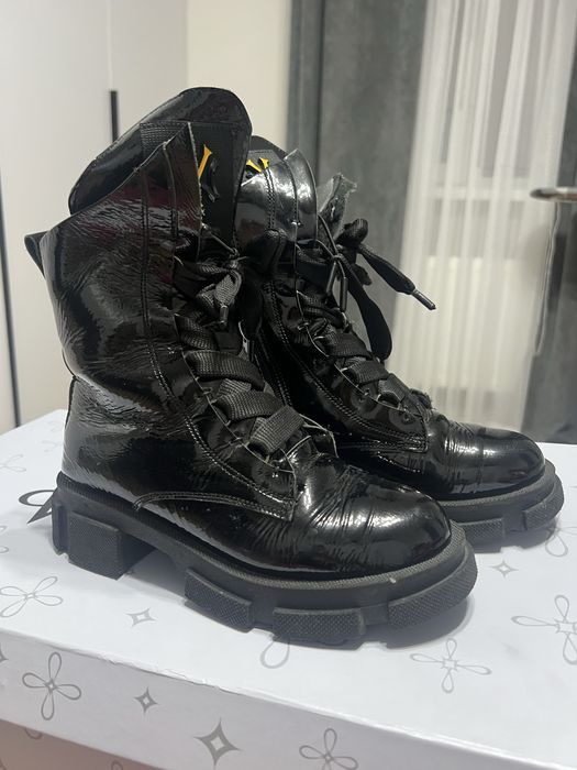 Шкіряні лакові ботинки