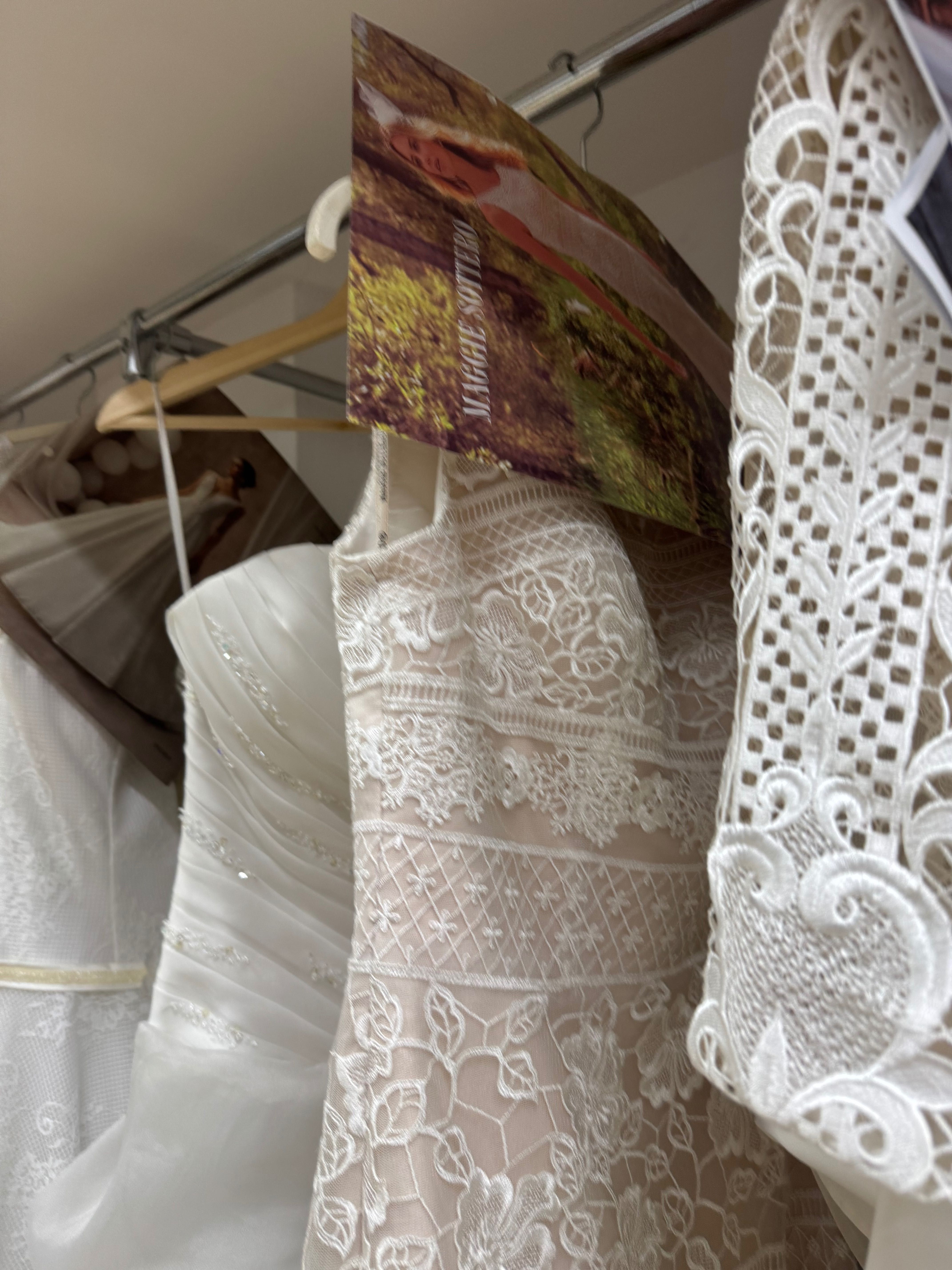 Recheio de loja de vestidos de noiva, festa e fatos de noivo