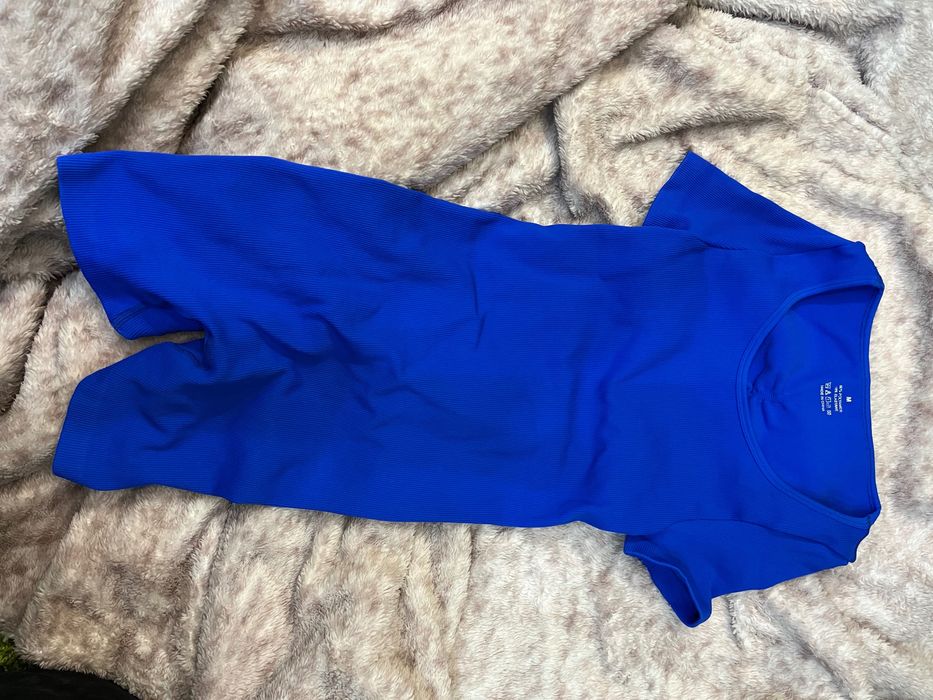 Жіночий спортивний костюм в спортзал