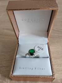 Srebrny pierścionek z zielonym oczkiem