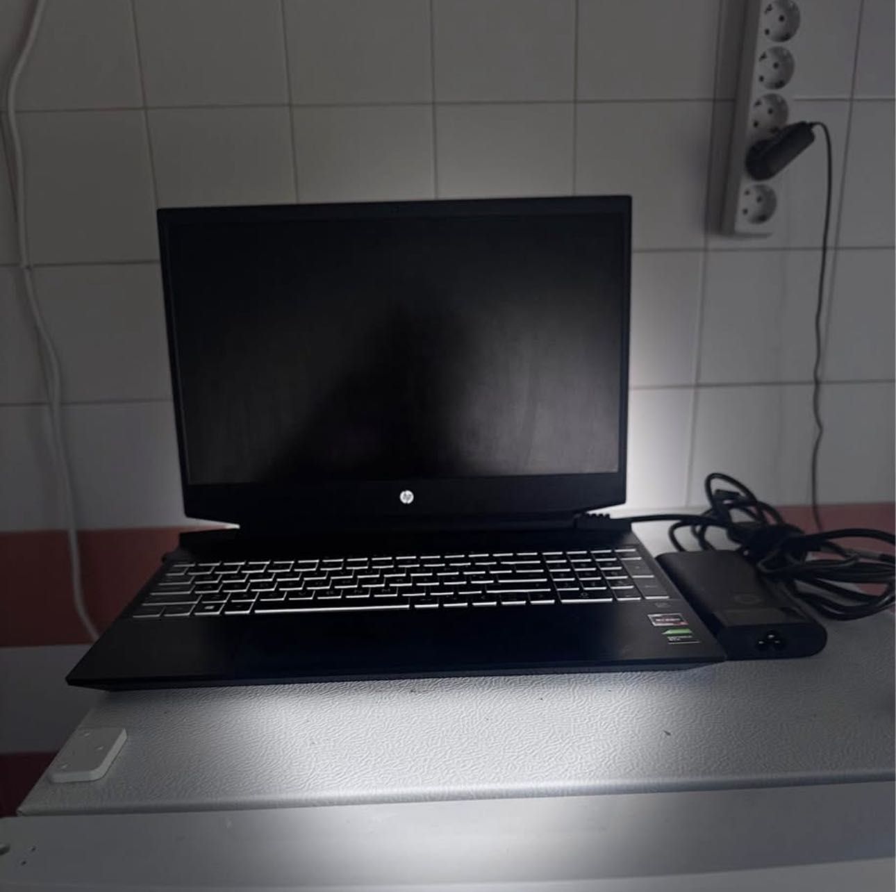 HP GAMING LAPTOP- Ryzen 5 4600H Radeon Graphics 15.6 "FullHD
