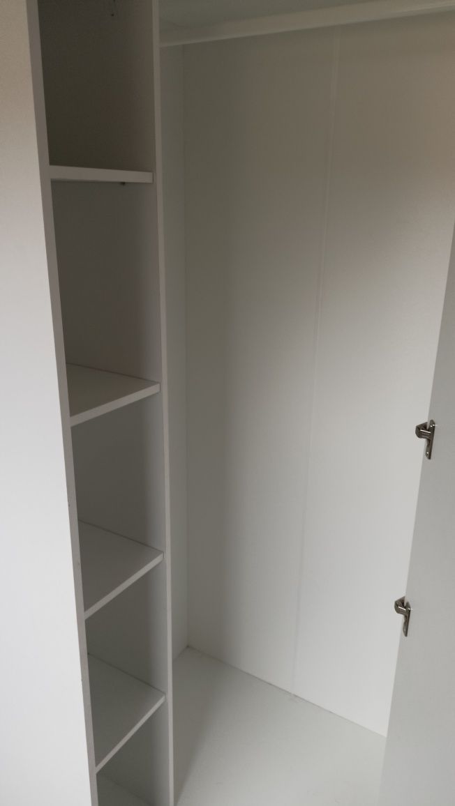Pojemna narożna szafa