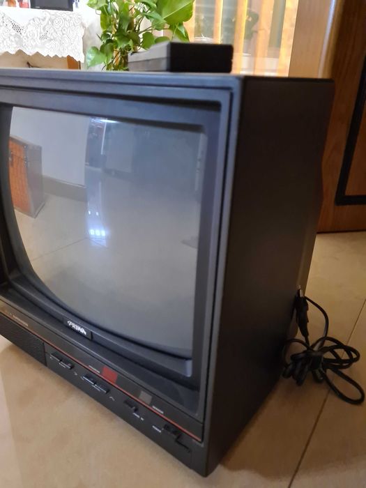 Televisão pequena com comando