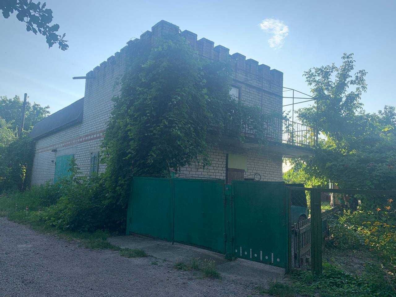 Будинок на березі річки.