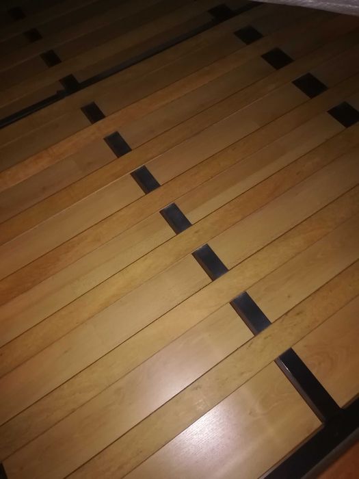 TREKU Cama + estrado + 2 mesas cabeceira