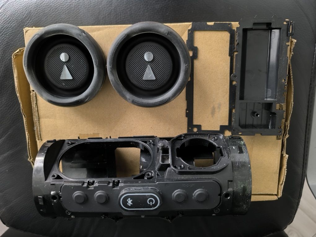 JBL Charge 5, korpus, membrany bierne, klapka baterii, przyciski