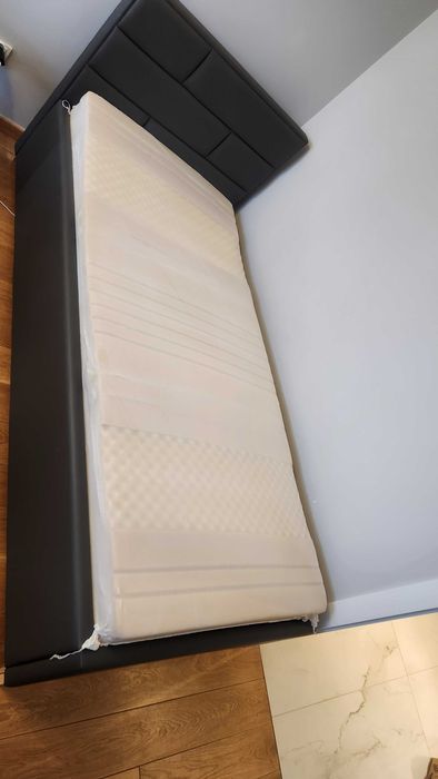 Łózko z wezgłwiem, skrzynią i materacem 200x90