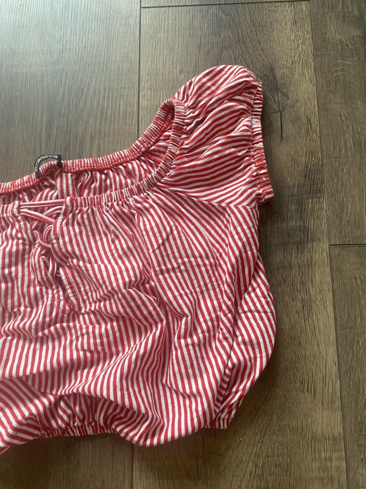Czerwony crop top