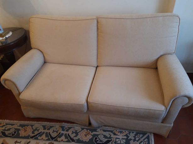 Dois sofas usados, com poucas marcas de uso