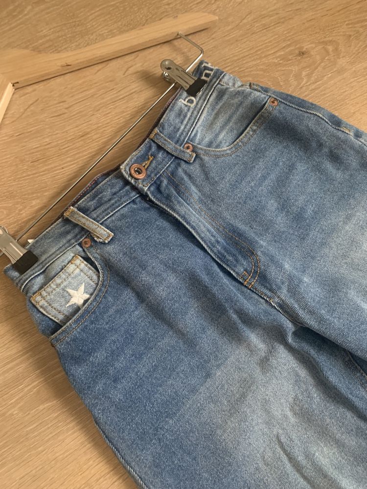 Нові джинси з необробленим швом