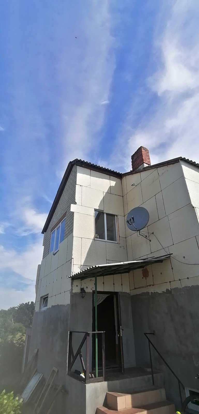 Продам большой дом в Люботине  с удобствами два этажа