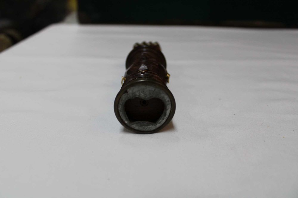 Saca rolhas e caricas em Pau Santo, escultura de mão a fazer figas