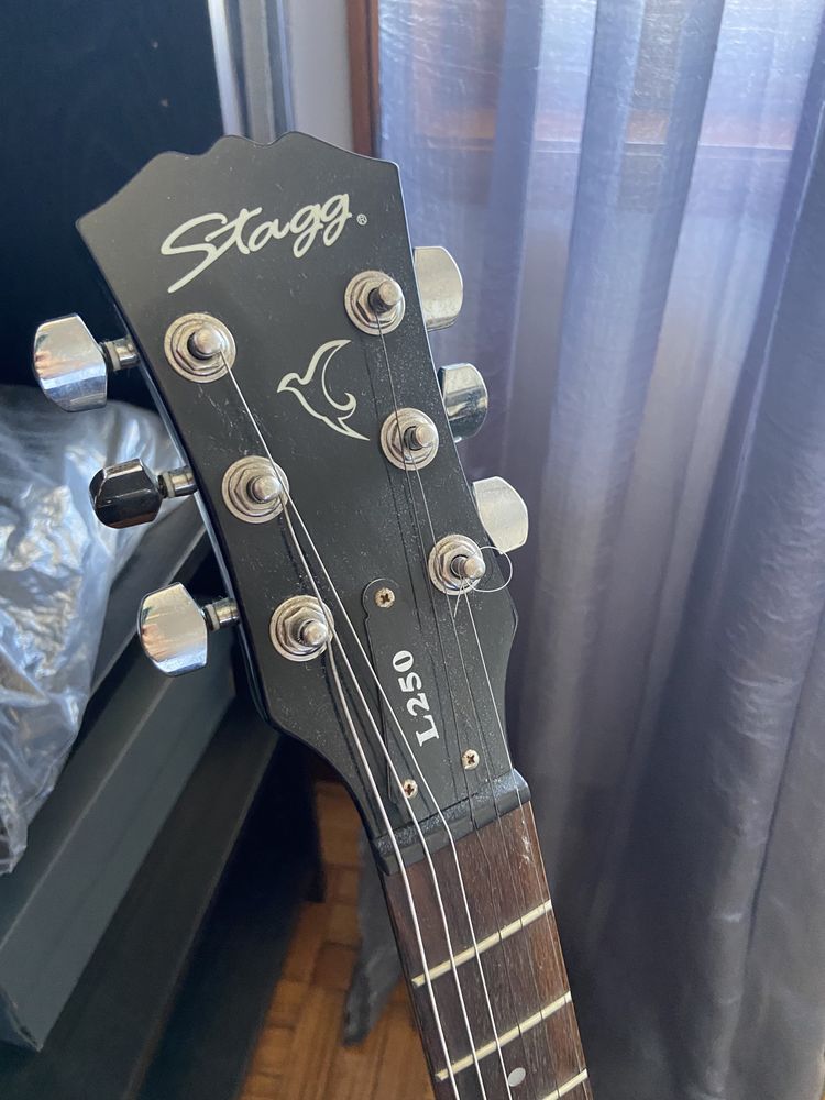 Guitarra Stagg com amplificador