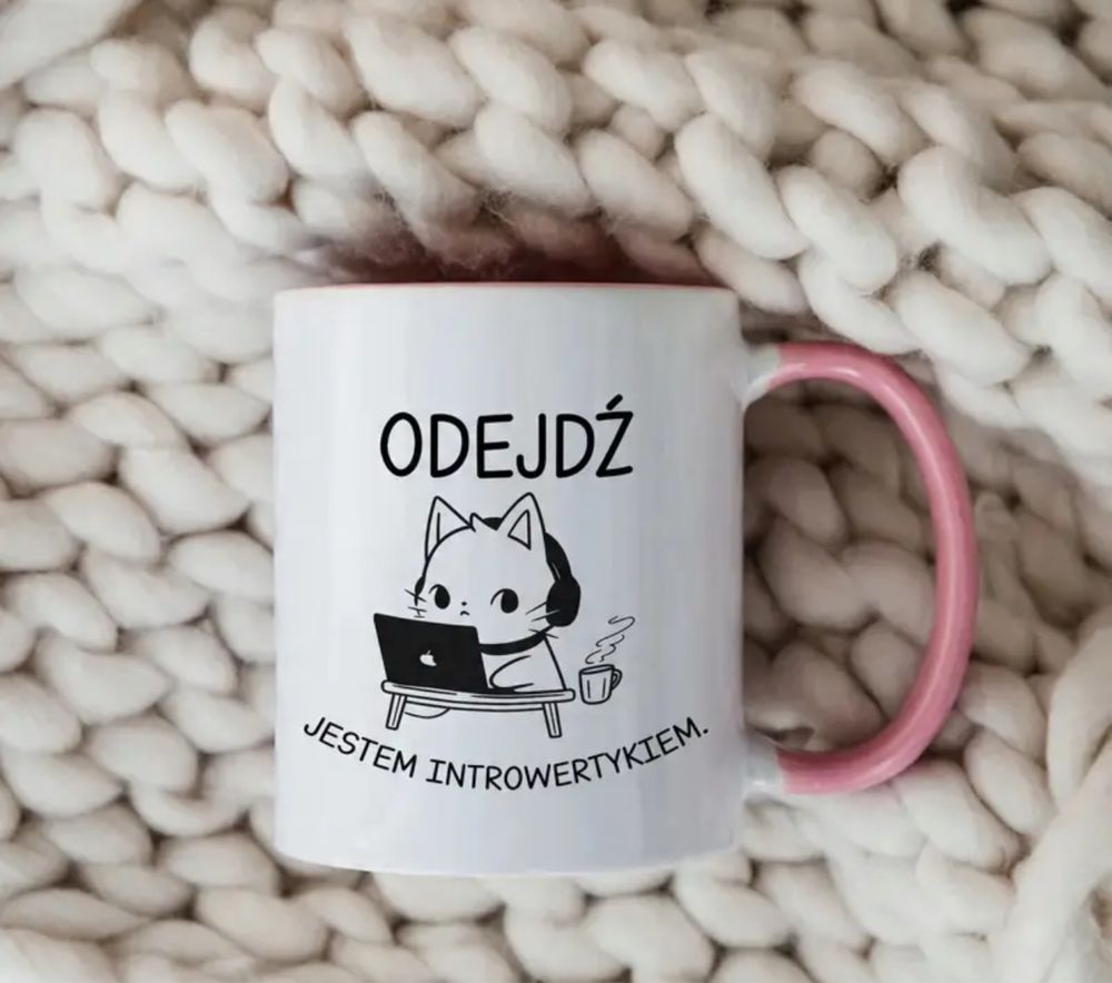 Kubek ceramiczny z napisem “ODEJDŹ – JESTEM INTROWERTYKIEM”