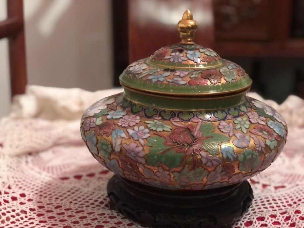 Pote em cloisonne em relevo d’ouro