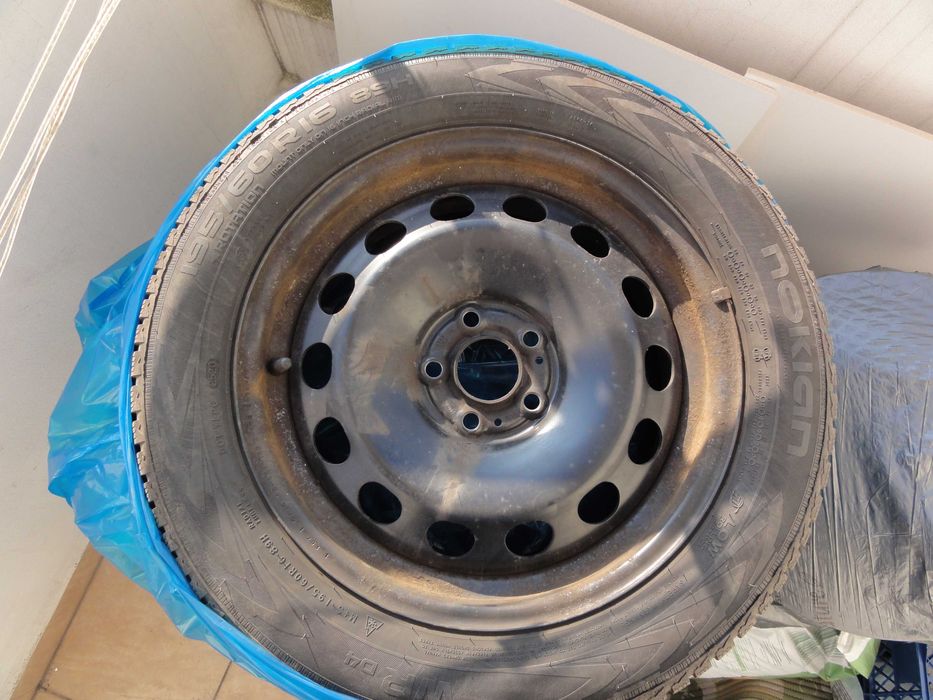 Felgi stalowe 195/60 R16 z oponami zimowymi (6,5 mm) i kołpakami