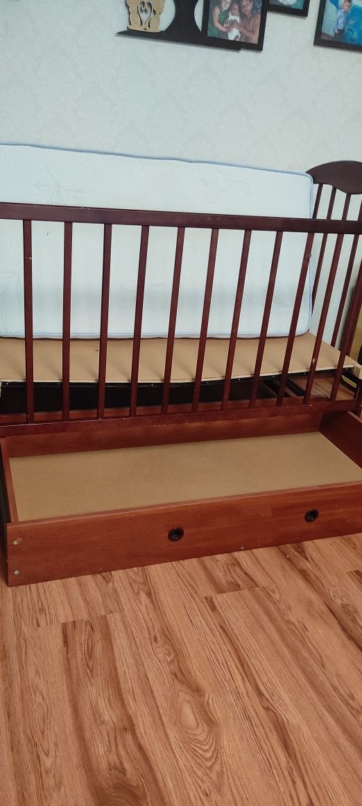 Кровать.Дитяче ліжко-качалка з ящиком для білизни,матрац