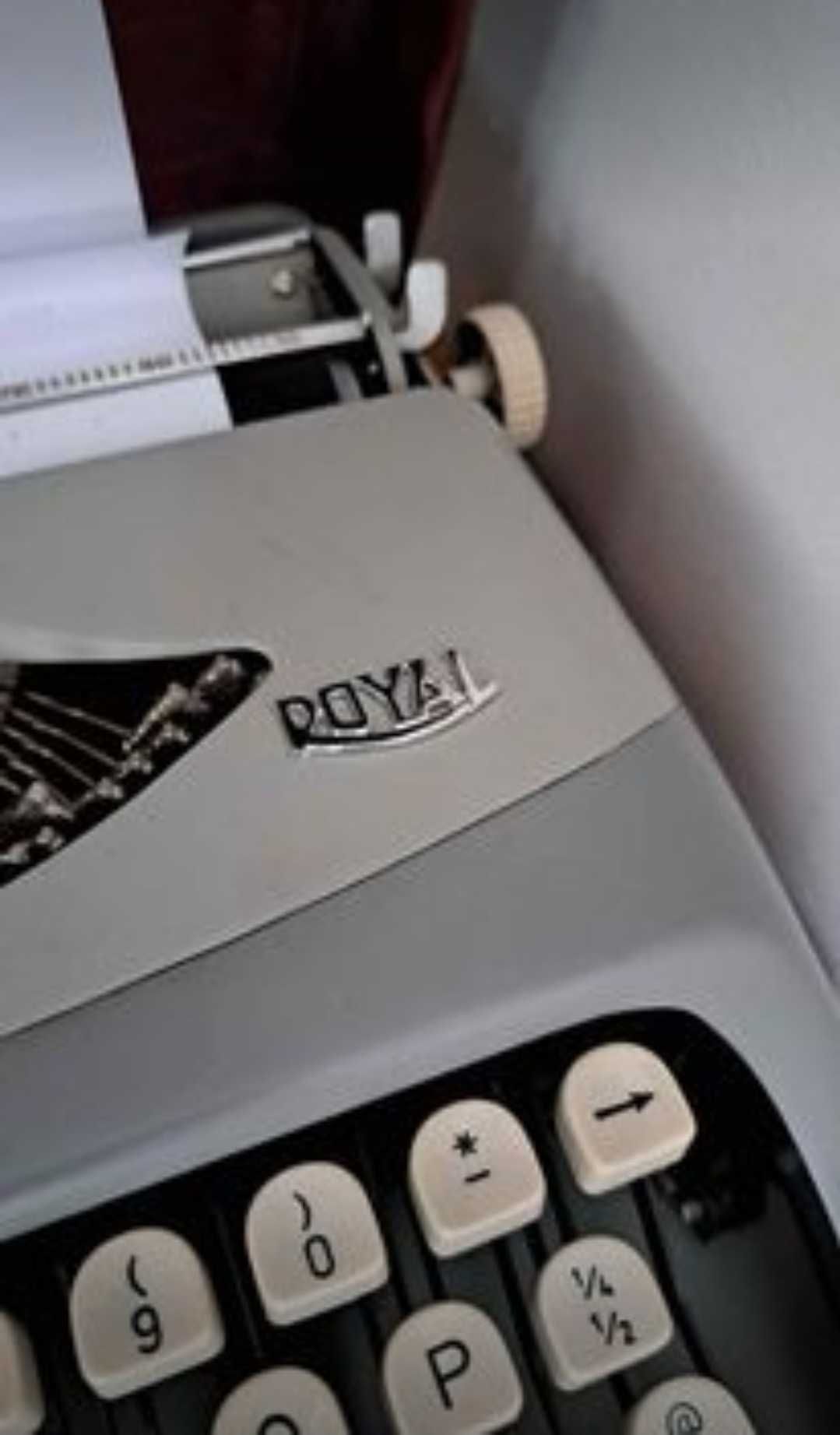 Máquina de escrever marca Royal