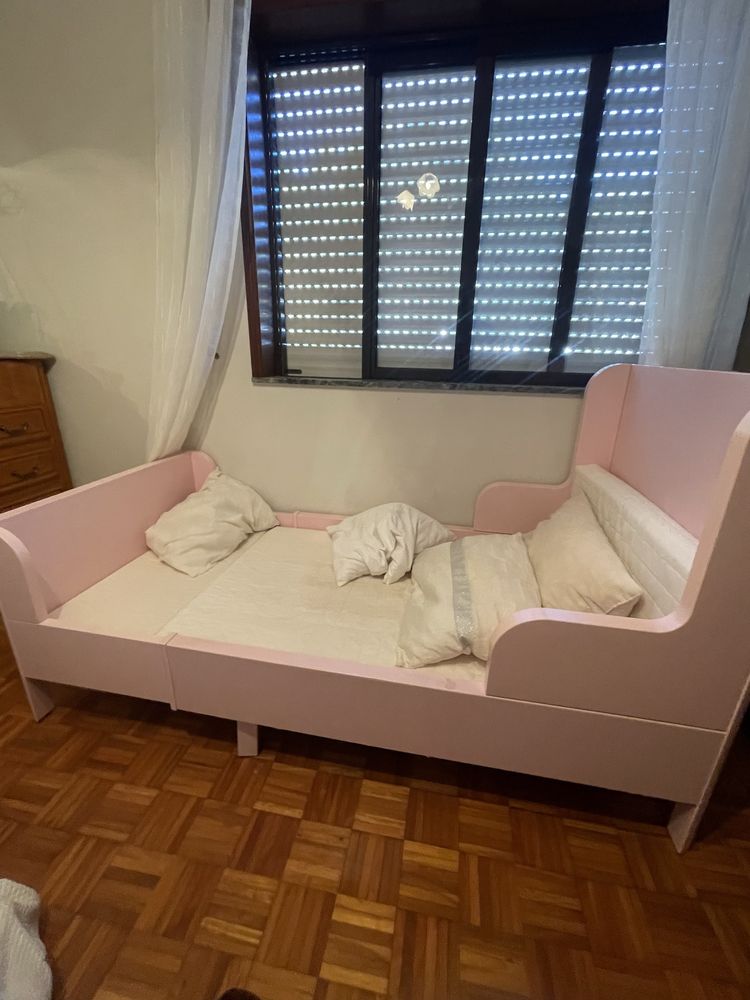 Cama de crianca cor de rosa