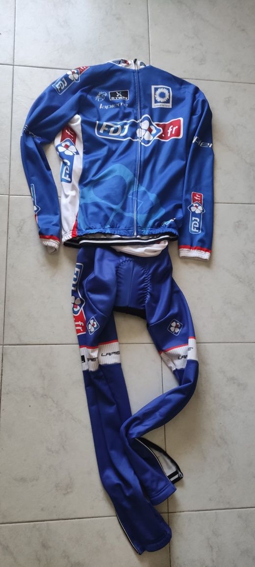 Conjunto jersey e calças FDJ polar.