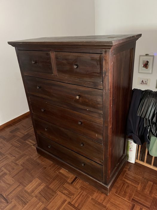 Cómoda antiga em madeira maciça